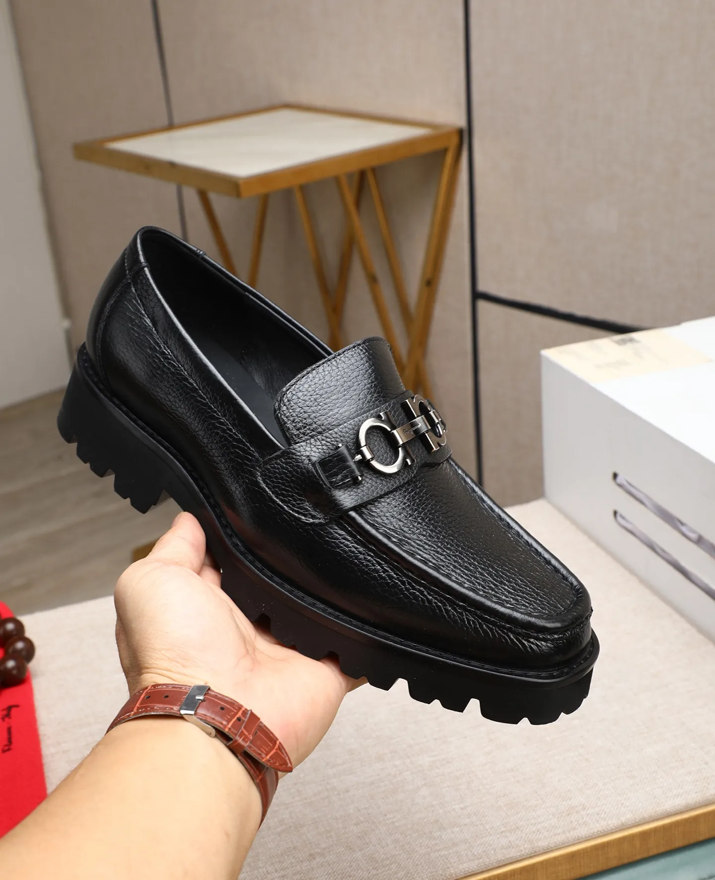 Men's shoes 💰500 📛📛(water-dyed cow lining) Salvatore Ferragamo high-end (Salvatore Ferragamo) is the top international luxury footwear brand. It comes from the fashion kingdom of Italy. It is famous all over the world for its traditional handmade design and novel styles...🚶🏻🚶🏻New suit shoes are available simultaneously at the counter. This model is purely handmade. The fabric is imported Italian calfskin➕soft water-dyed cowhide lining. Original authentic outsole🌀🌀Size: 38➖44.